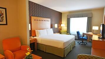 Suite, 1 cama King size | Escritorio, cortinas blackout y tabla de planchar con plancha