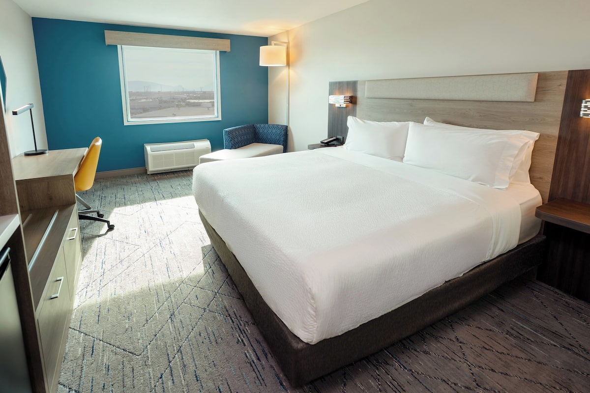 Standard Room, 1 King Bed | Desk, blackout drapes, iron/ironing board, WiFi (free)