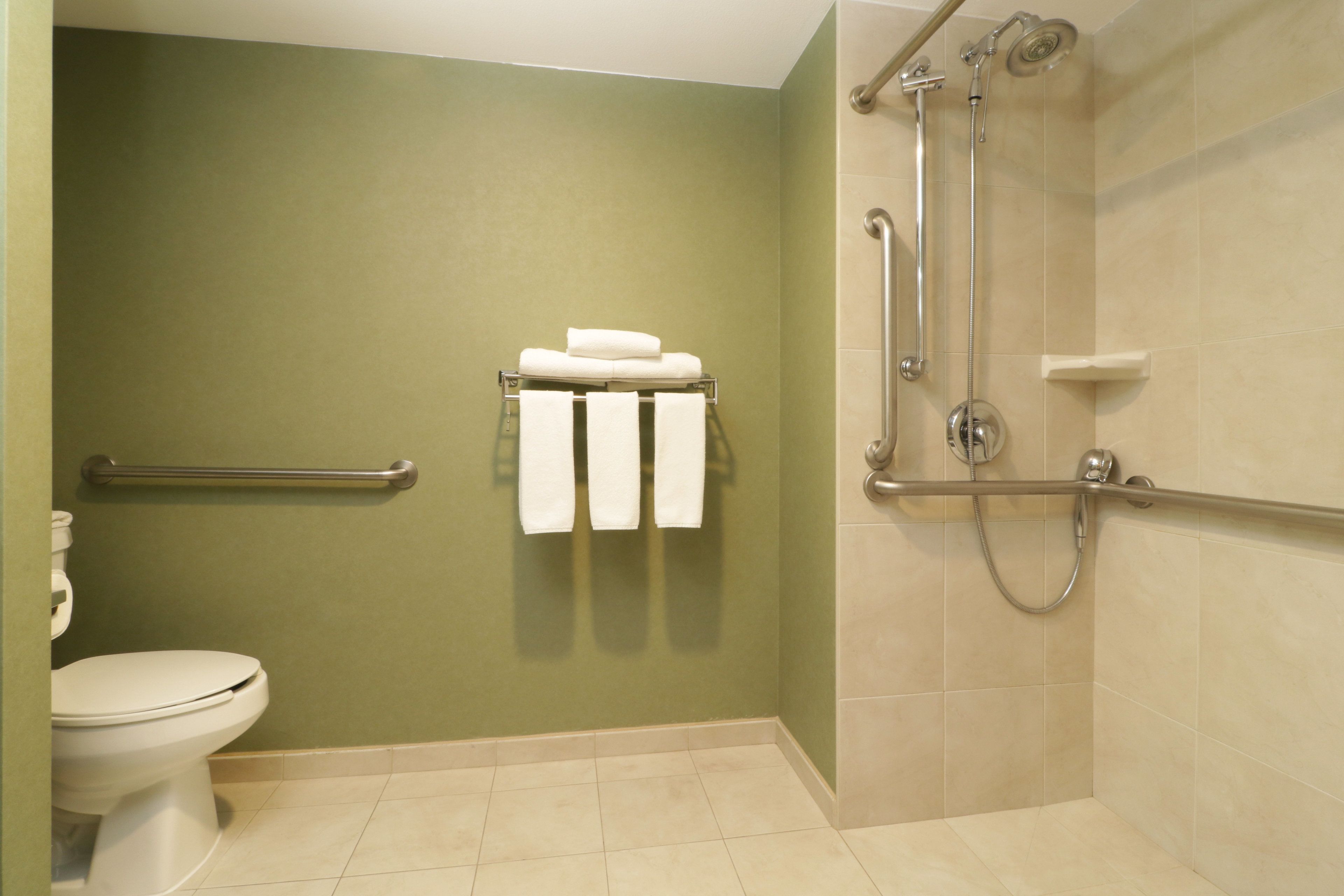 combined shower/bathtub, hair dryer, towels