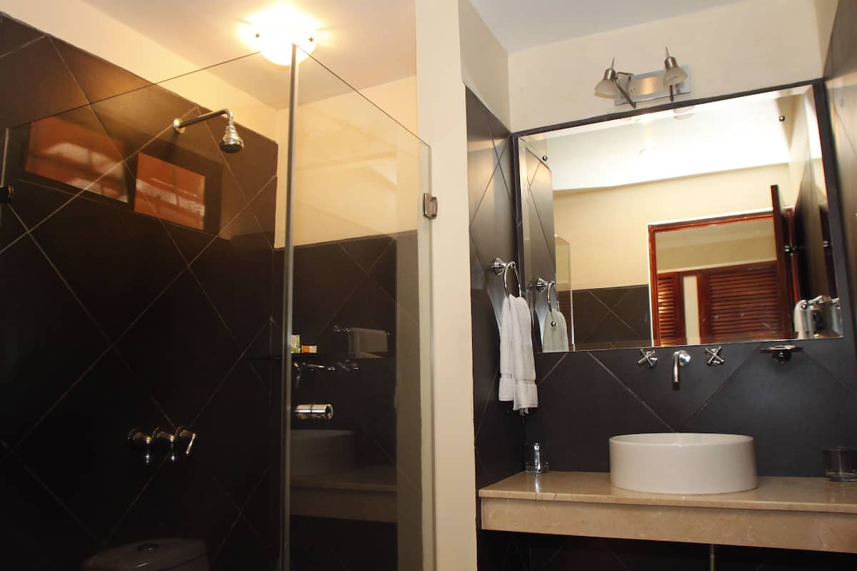 Bad | Dusj, toalettartikler (inkludert), hårføner og håndklær