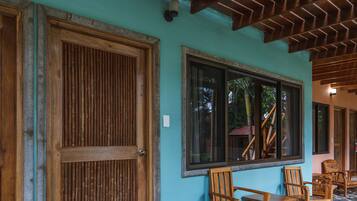 Una puerta de madera, una ventana y un suelo de piedra.