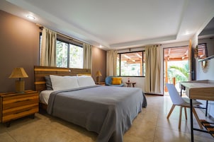 Deluxe Room 1 King Size Bed | Premium bedding, pillowtop beds, in-room safe, blackout drapes