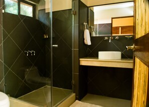Shower, free toiletries, hair dryer, towels - Hotel Arco Iris (Tamarindo)