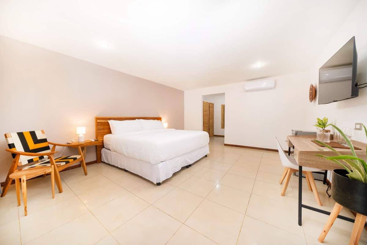 Deluxe Room 1 King Size Bed | Sengetøy av topp kvalitet, senger med overmadrass og safe på rommet