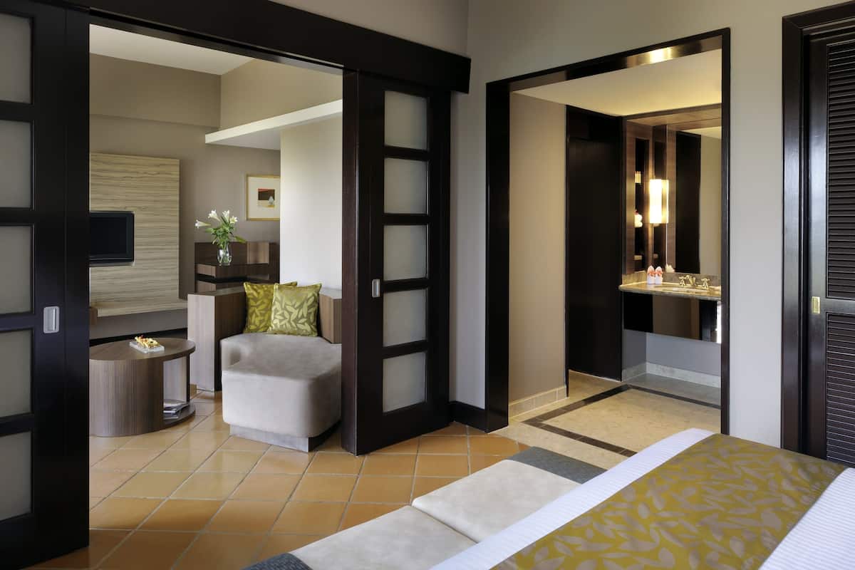 Premium Suite | Minibar, in-room safe, desk, free WiFi