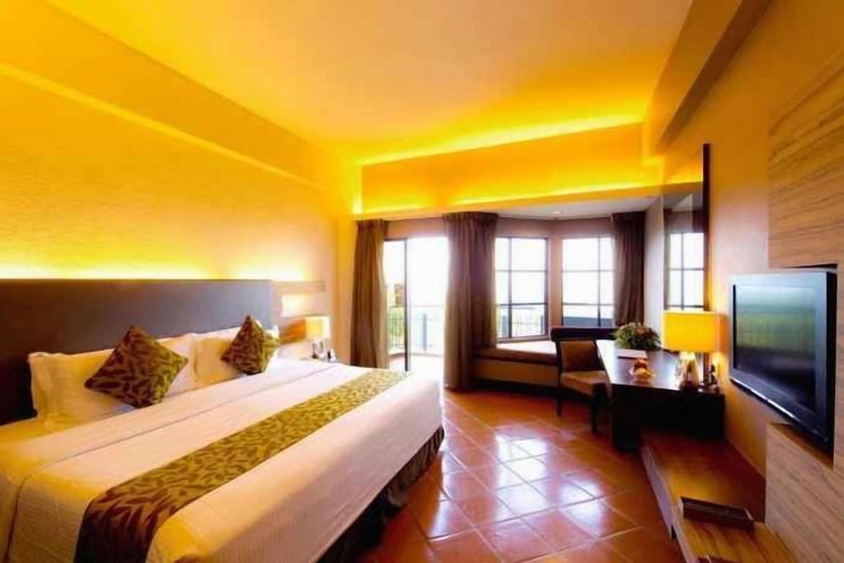 In-room safe, desk, free WiFi, bed sheets