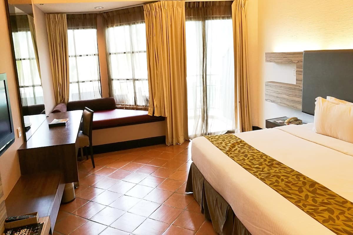 Deluxe Sea Front King Room | Minibar, in-room safe, desk, free WiFi