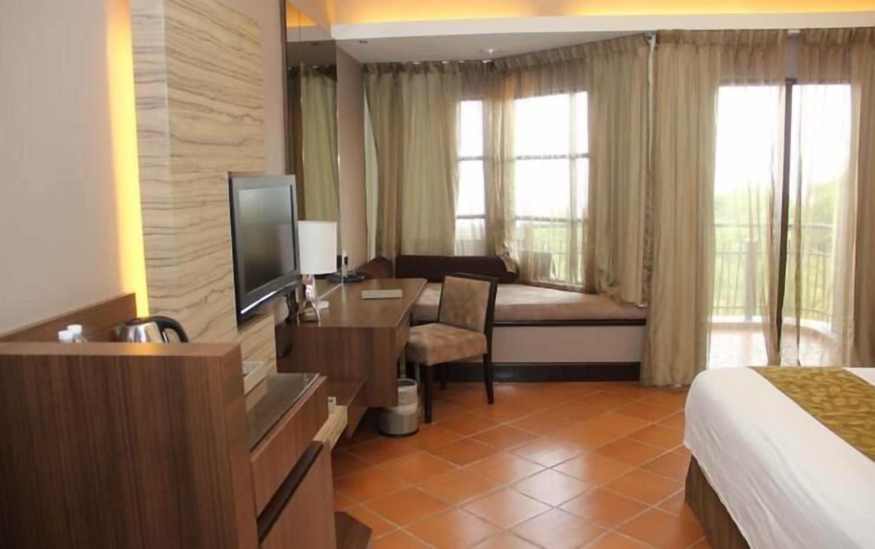In-room safe, desk, free WiFi, bed sheets