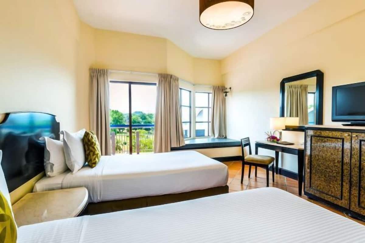 Minibar, in-room safe, desk, free WiFi