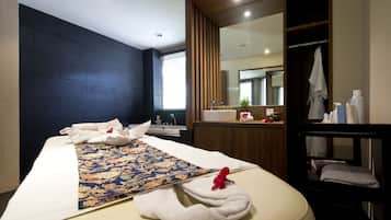 Relax in a stylish room with a comfortable bed, large mirror, and ample storage.