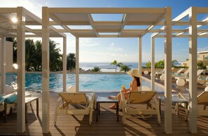 Outdoor pool, pool loungers - Be Resorts - Mactan (Lapu-Lapu)
