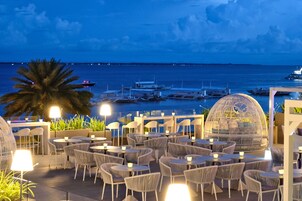 Bar en la azotea, con vista al mar, abre todos los días