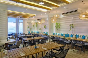 Se sirven desayunos, almuerzos y cenas; con vista a la playa