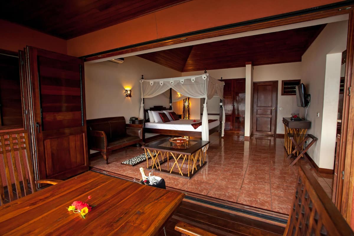 Bungalow – honeymoon, massasjebadekar | Sengetøy av topp kvalitet, safe på rommet og strykejern/-brett