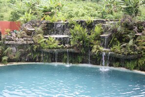 Outdoor pool, sun loungers - Sunset Bungalows (Port Vila)