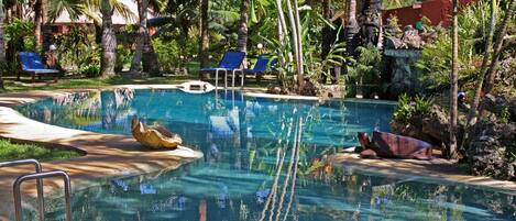 Outdoor pool, pool loungers