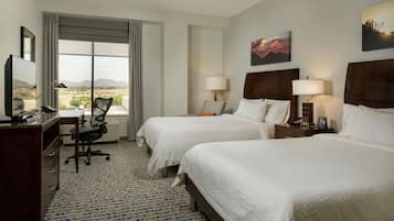 Rom, 2 queensize-senger, fjellutsikt | Sengetøy av topp kvalitet, safe på rommet og skrivebord