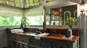 Villa, dalutsikt | Bad | Dusj og håndklær