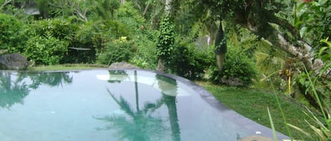 Piscine extérieure, chaises longues