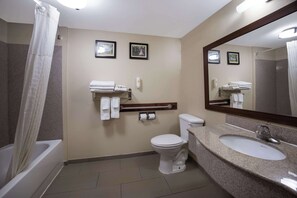 Habitación estándar, 2 camas de matrimonio, no fumadores | Ropa de cama de alta calidad y colchones con acolchado adicional