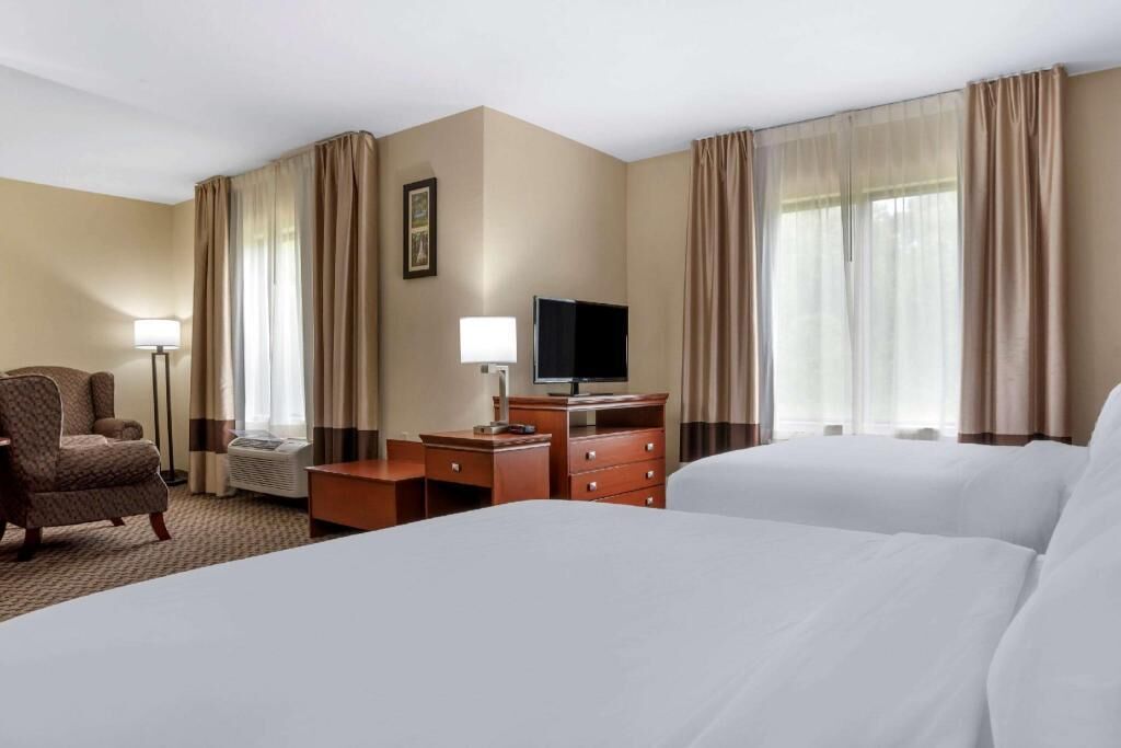 Premium bedding, pillow-top beds, in-room safe, desk
