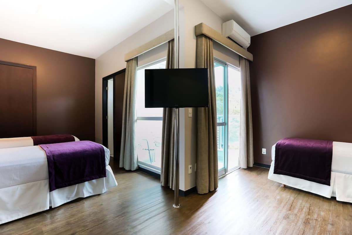 Caja de seguridad en la habitación, wifi gratis y ropa de cama