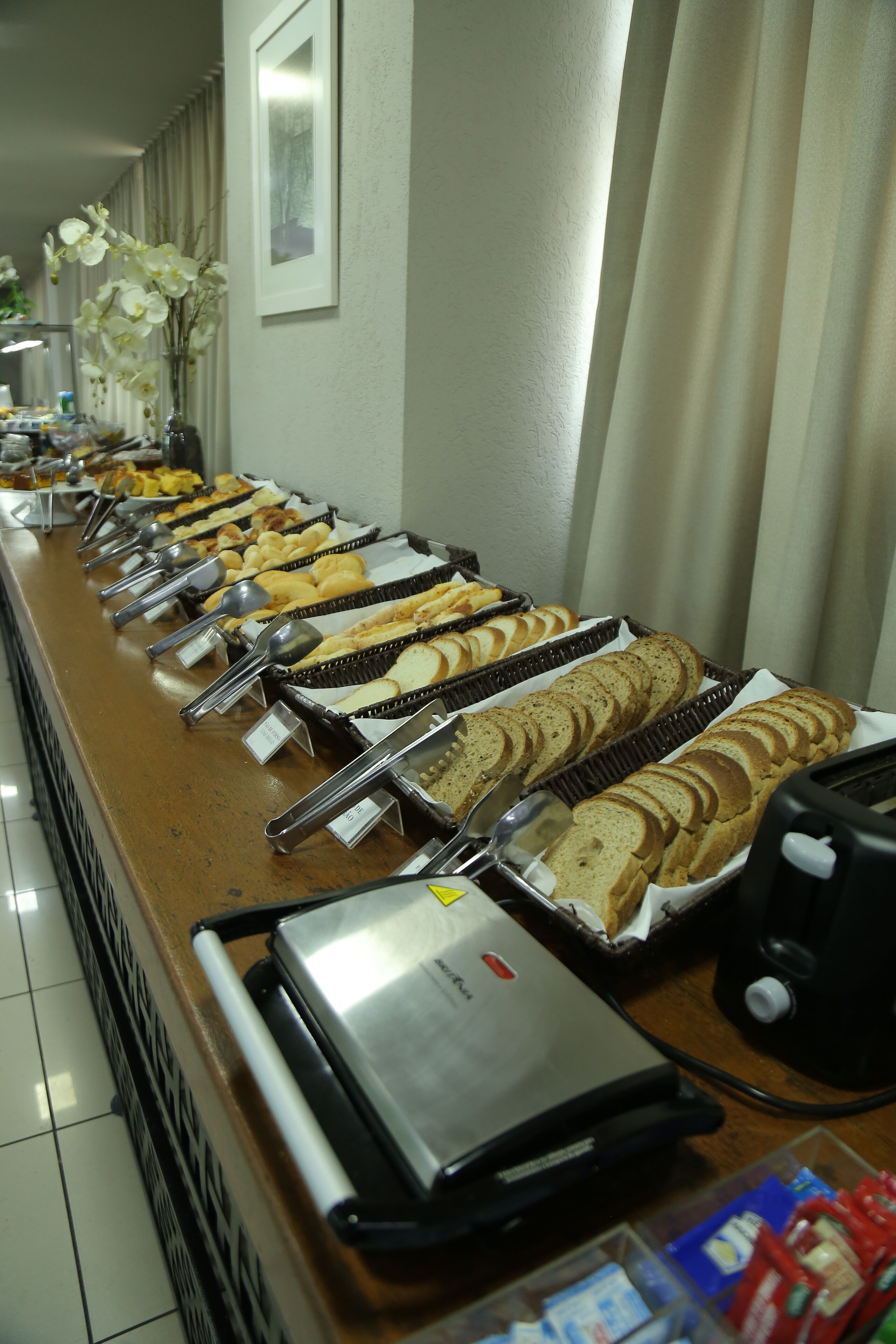 Una mesa de buffet con diversos alimentos y utensilios.