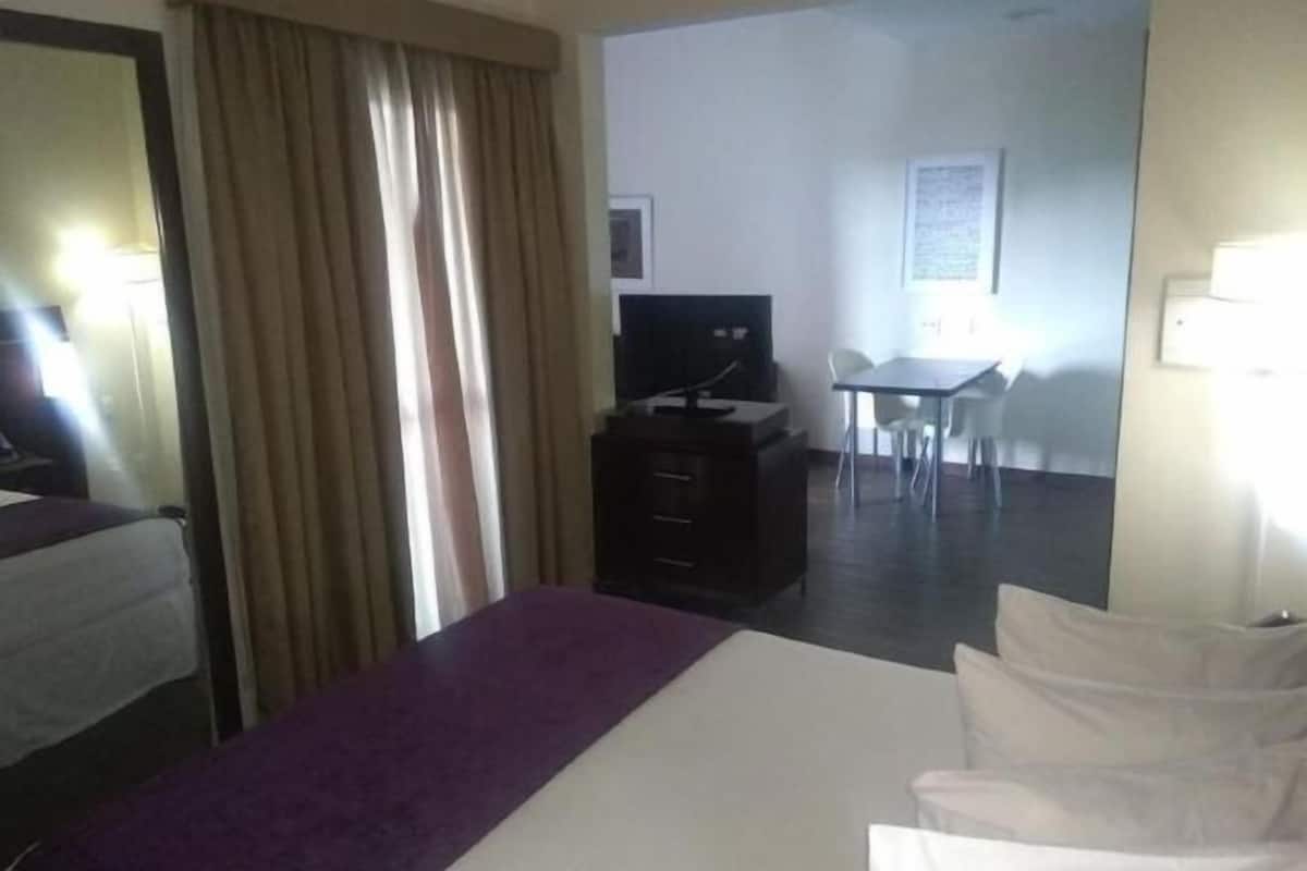 In-room safe, free WiFi, bed sheets