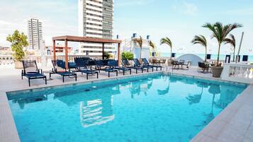 Piscina externa, espreguiçadeiras