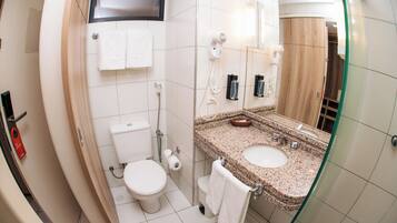 Un bany modern amb vàter, bidet i dues rentapes.'