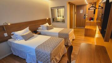 Chambre Deluxe, vue mer | 10 chambres, minibar, coffres-forts dans les chambres, bureau