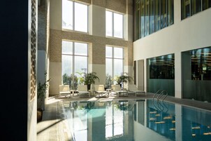 Una piscina cubierta