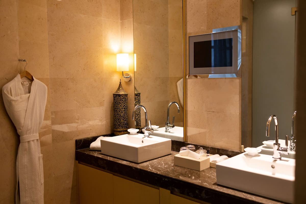 separate bathtub and shower, deep-soaking bathtub, rainfall showerhead