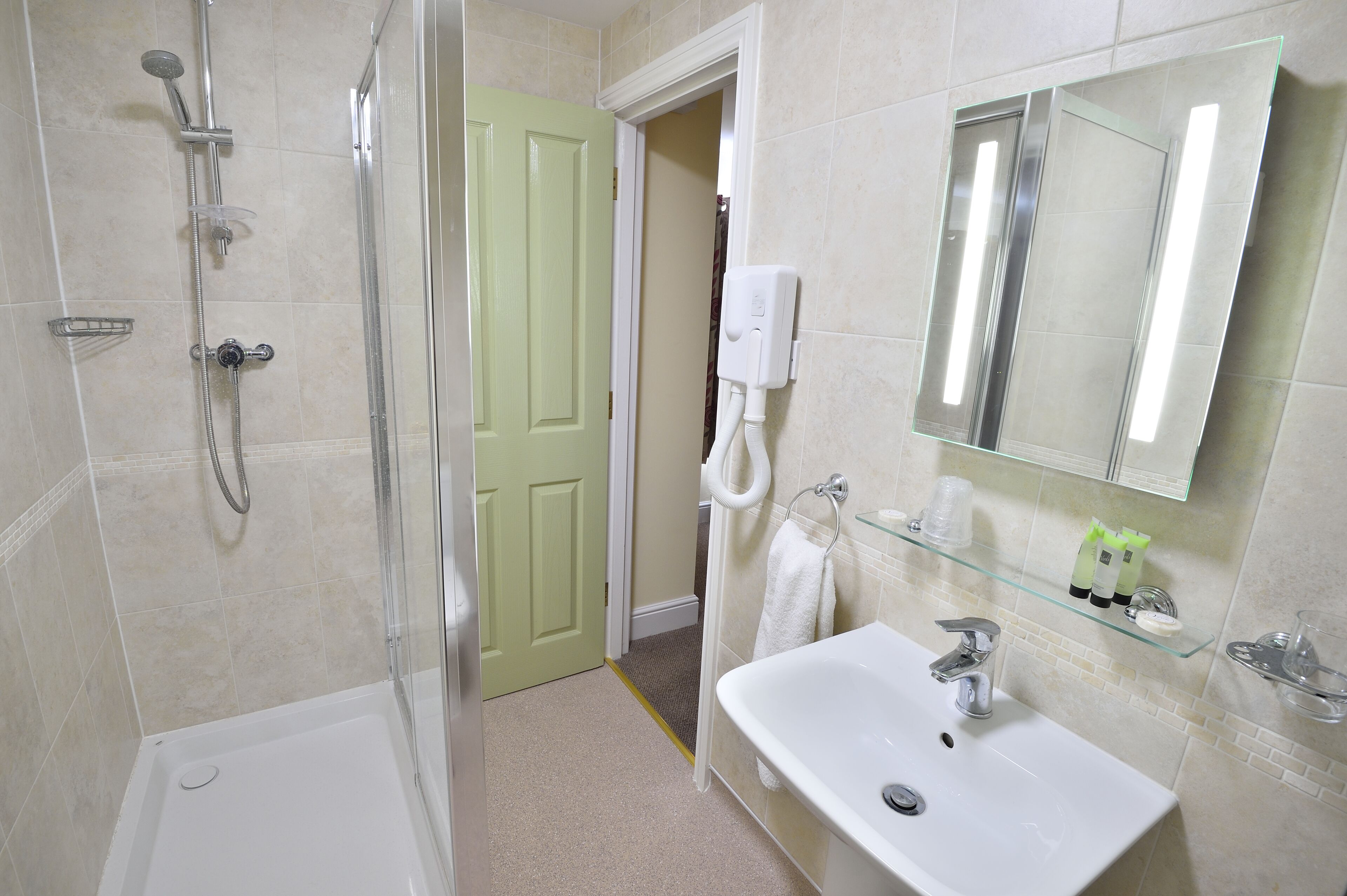 Sèche-cheveux, serviettes fournies