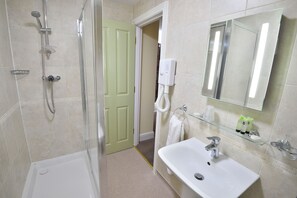 Hair dryer, towels - The George Hotel, Crewkerne (Crewkerne)