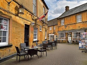 Exterior - The George Hotel, Crewkerne (Crewkerne)