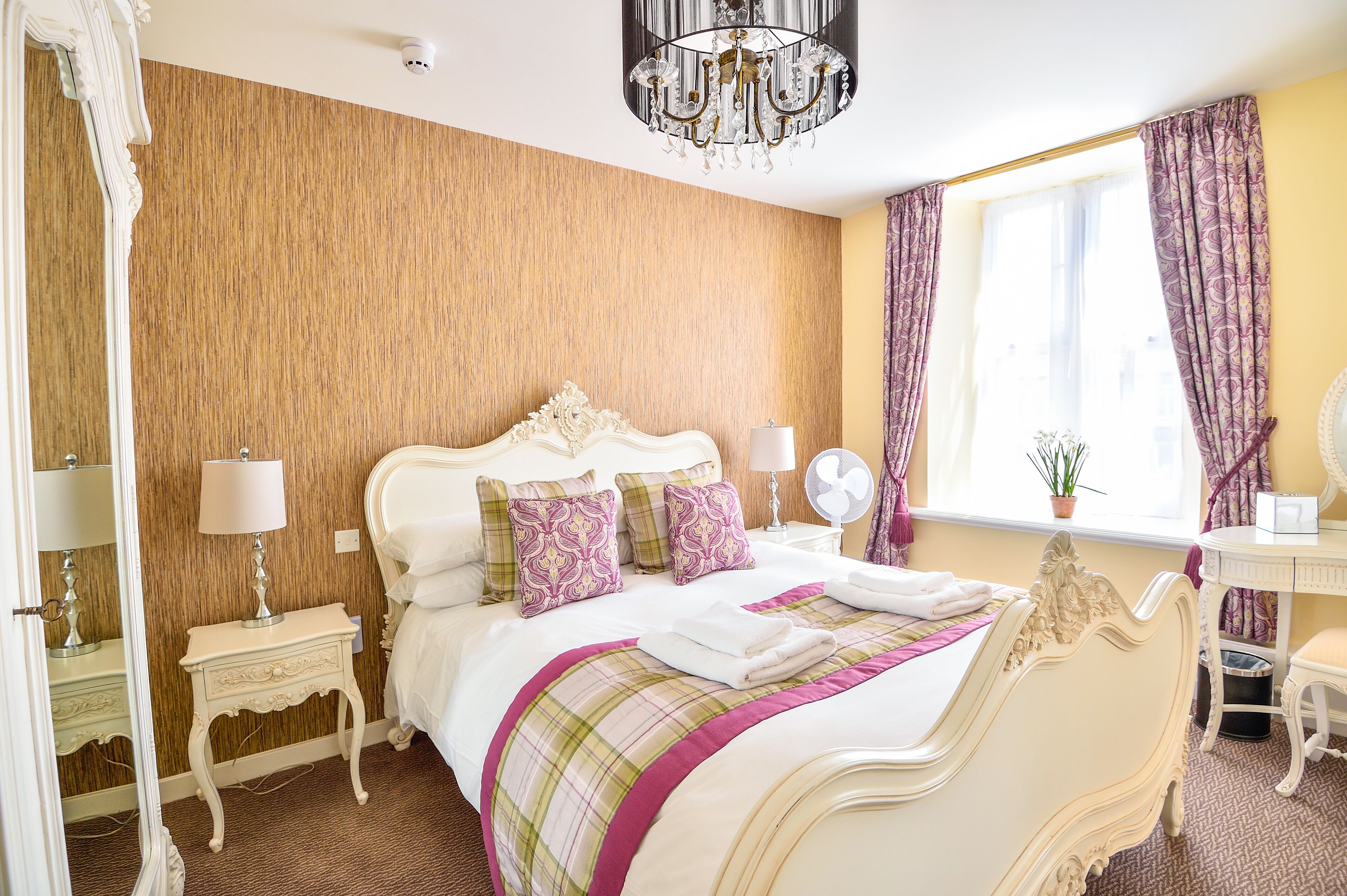 Deluxe Double Room, Ensuite | Iron/ironing board, Internet, bed sheets