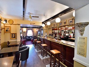 Pub - The George Hotel, Crewkerne (Crewkerne)