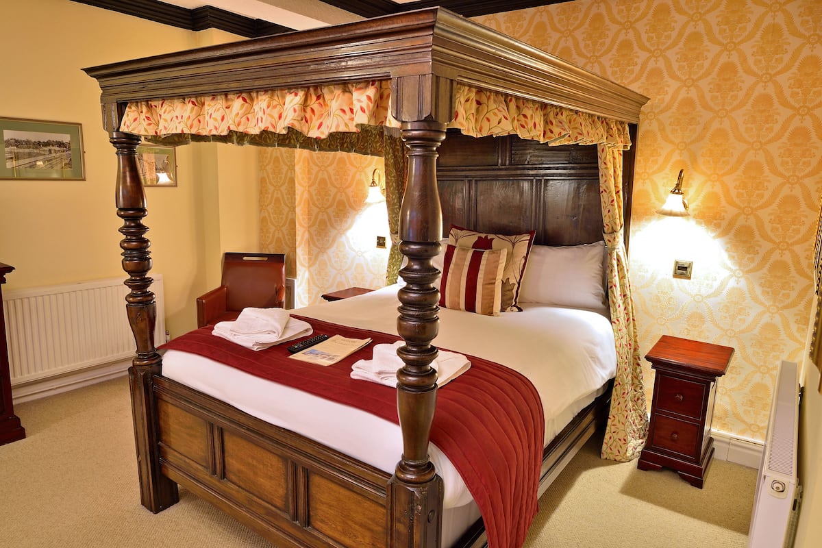 Four Poster Room | Een strijkplank/strijkijzer, internet, beddengoed