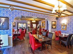 Café da manhã, almoço e jantar; culinária local 