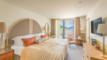 Superior Room, 1 King Bed, Sea View | Free minibar items, individually decorated, individually furnished, desk