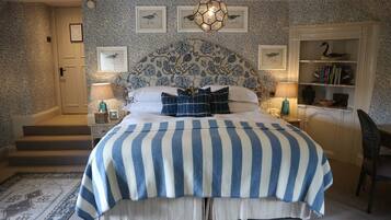 Junior suite | Luxe beddengoed, een kluis op de kamer, individueel gedecoreerd