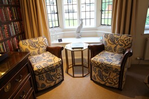 Habitación superior con 1 cama doble o 2 individuales | Ropa de cama de alta calidad, caja fuerte, decoración individual