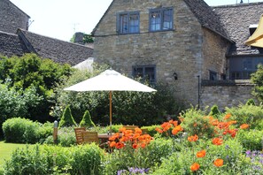 Petit déjeuner, déjeuner et dîner servis sur place