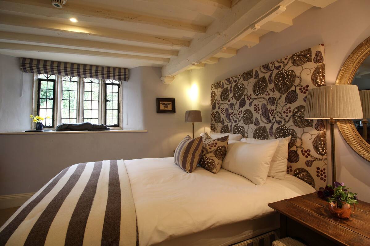 Quarto casal clássico | Roupas de cama premium, cofres nos quartos