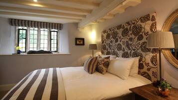 Ropa de cama de alta calidad y caja de seguridad en la habitación