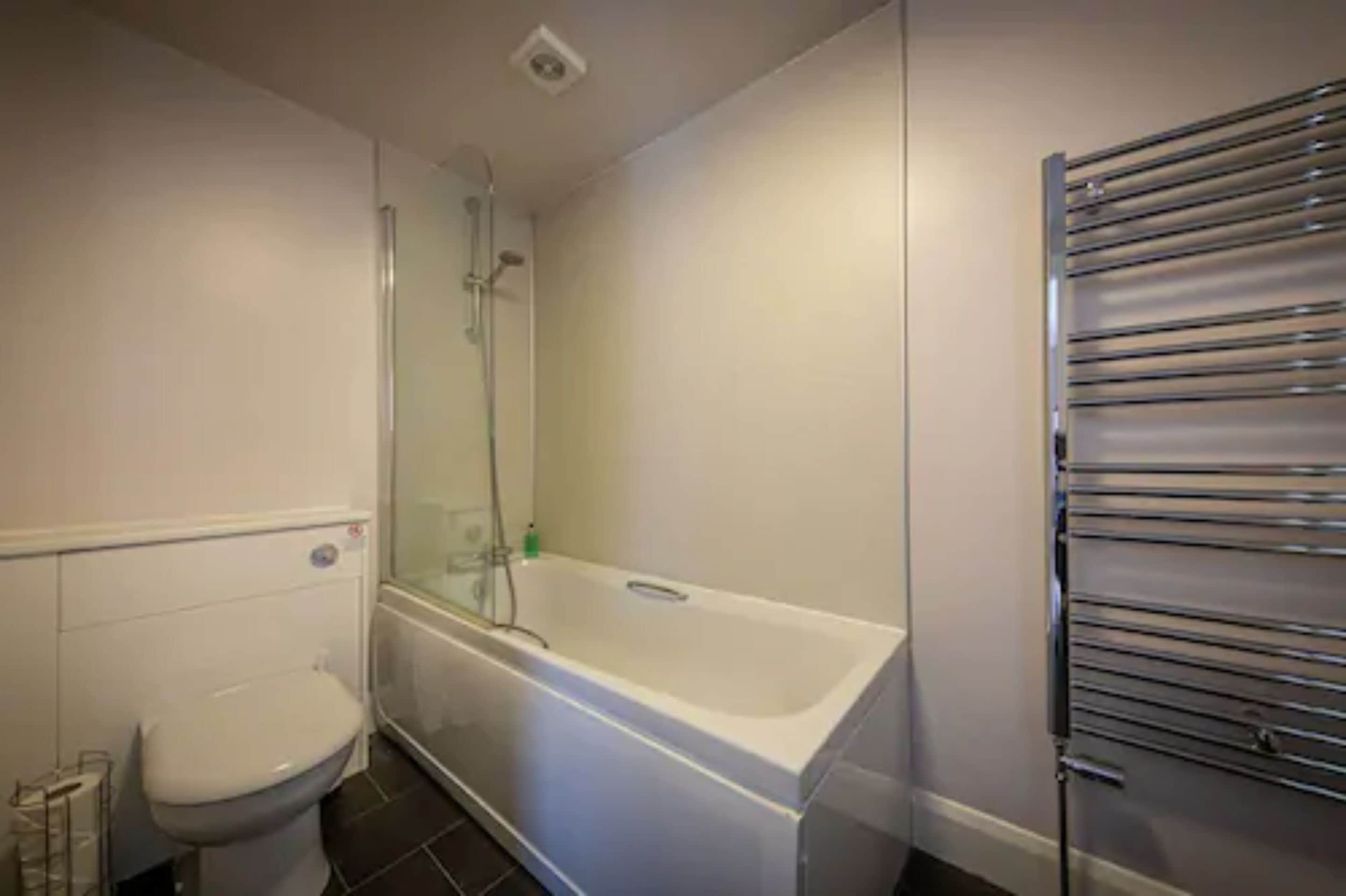 twin room, 2 single beds, bay view (in uig lodge) | bathroom | free toiletries, hair dryer, towels