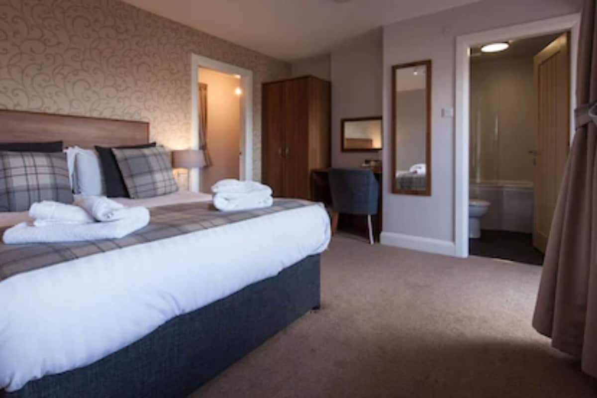 family suite, 2 bedrooms, partial sea view (in uig lodge) | 1 bedroom, free wifi, bed sheets