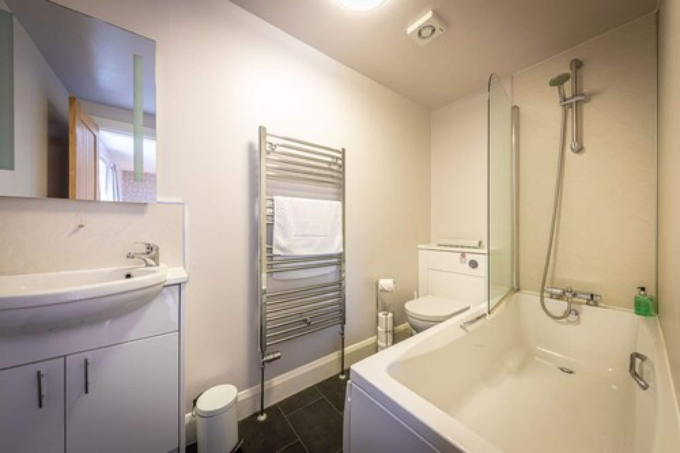 double room, 1 king bed, sea view (in uig lodge) | bathroom | free toiletries, hair dryer, towels