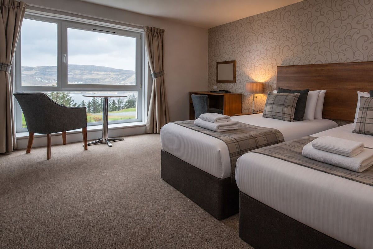 Quarto duplo, 2 camas de solteiro, vista para a baía (In Uig Lodge) | Wi-Fi de cortesia, roupa de cama